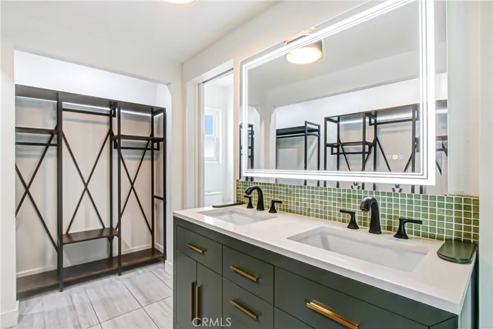 Double Vanity/Master Bath