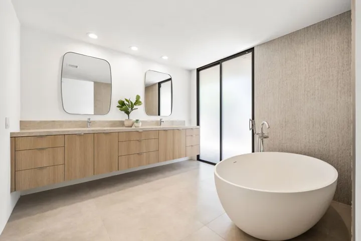Primary Bath w/ Soaking Tub