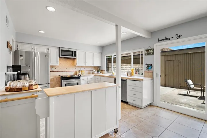 Large kitchen with peninsula potential
