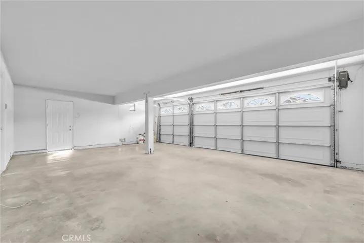 Spacious 3 cars garage