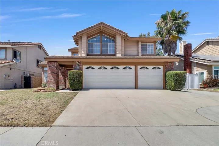 Large front yard and driveway