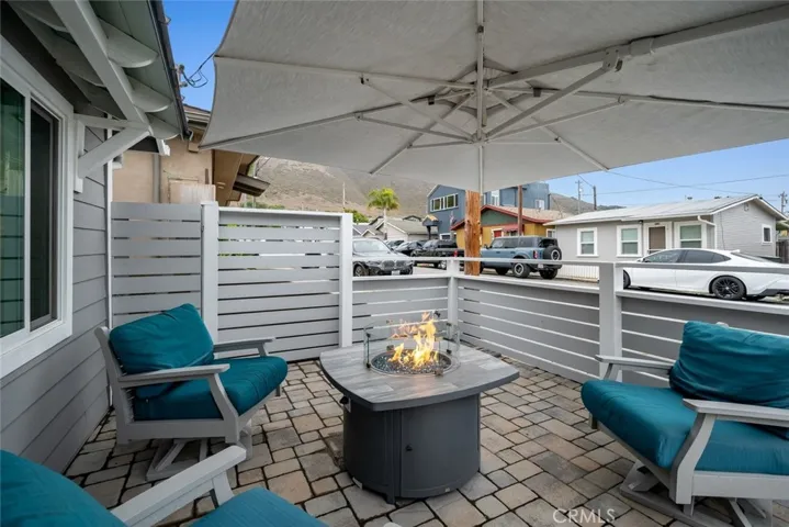 Front patio area great for hosting