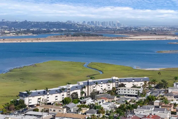 4015 Crown Point 104, San Diego, California 92109