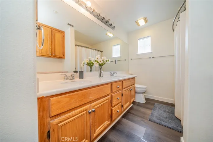 Hallway full bathroom.
Second floor.