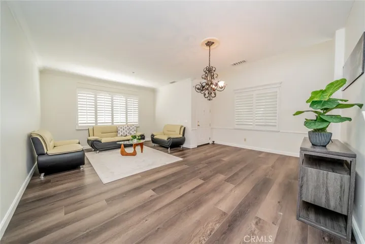 Living room/Dining area.