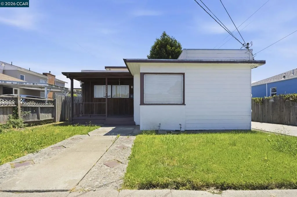 3008 Center Ave