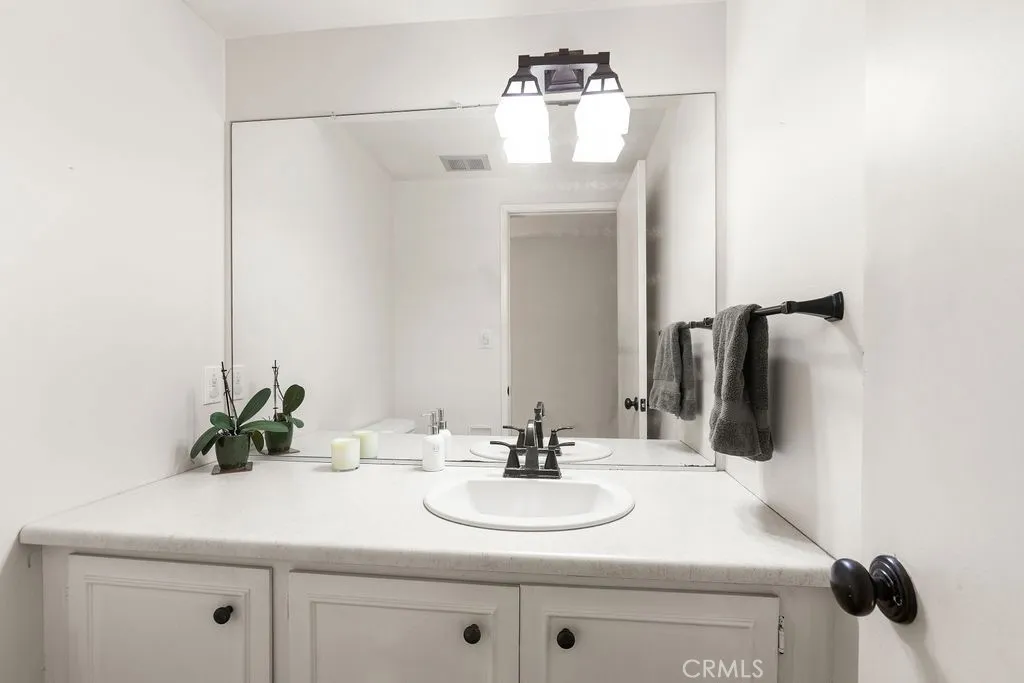1st floor 1/2 bath (powder room)