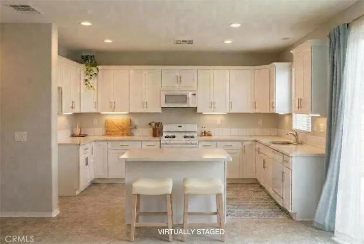 6061 La Costa, Fontana, California 92336