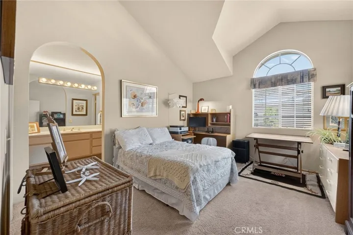 Guest bedroom (also includes a private bathroom)