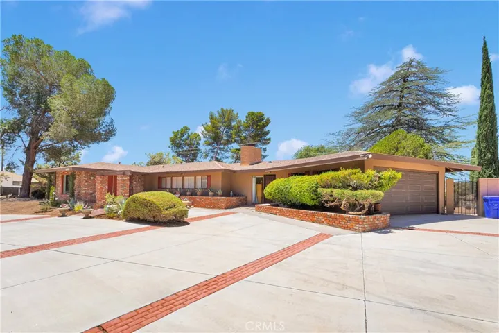 19955 Chickasaw Road, Apple Valley, California 92307