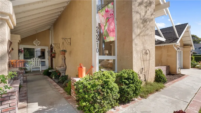 23910 Plaza Gavilan, Valencia, California 91355