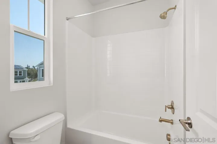 1523 Wingwood, Vista, California 92083