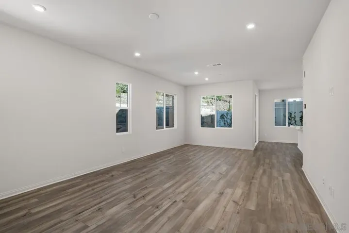1523 Wingwood, Vista, California 92083