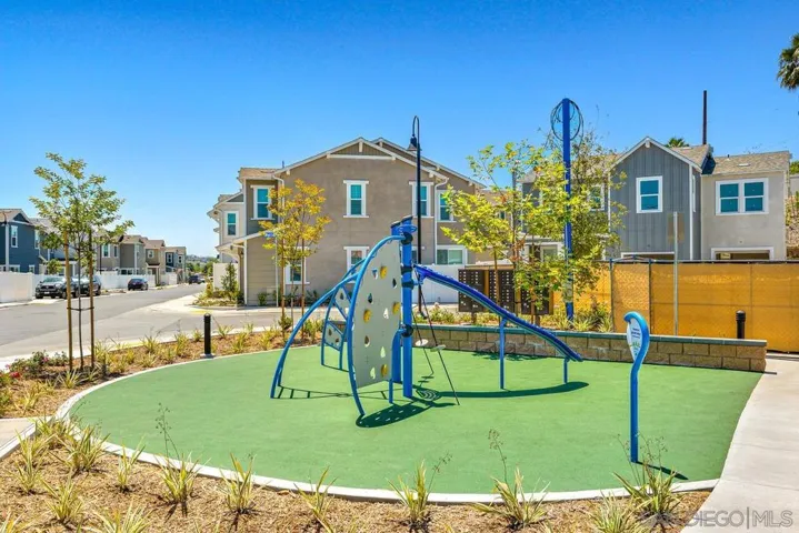 1523 Wingwood, Vista, California 92083