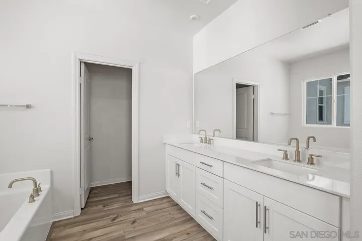 1523 Wingwood, Vista, California 92083