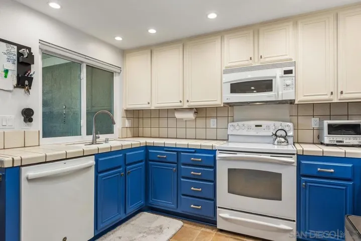 17523 Fairlie Road, San Diego, California 92128