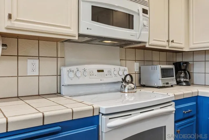 17523 Fairlie Road, San Diego, California 92128