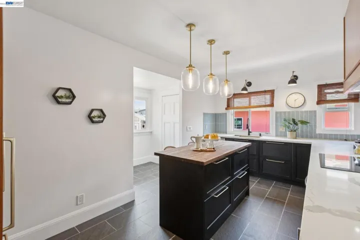 2724 Seminary Ave, Oakland, California 94605