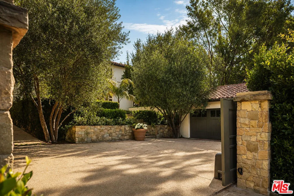 1168 N Doheny Dr