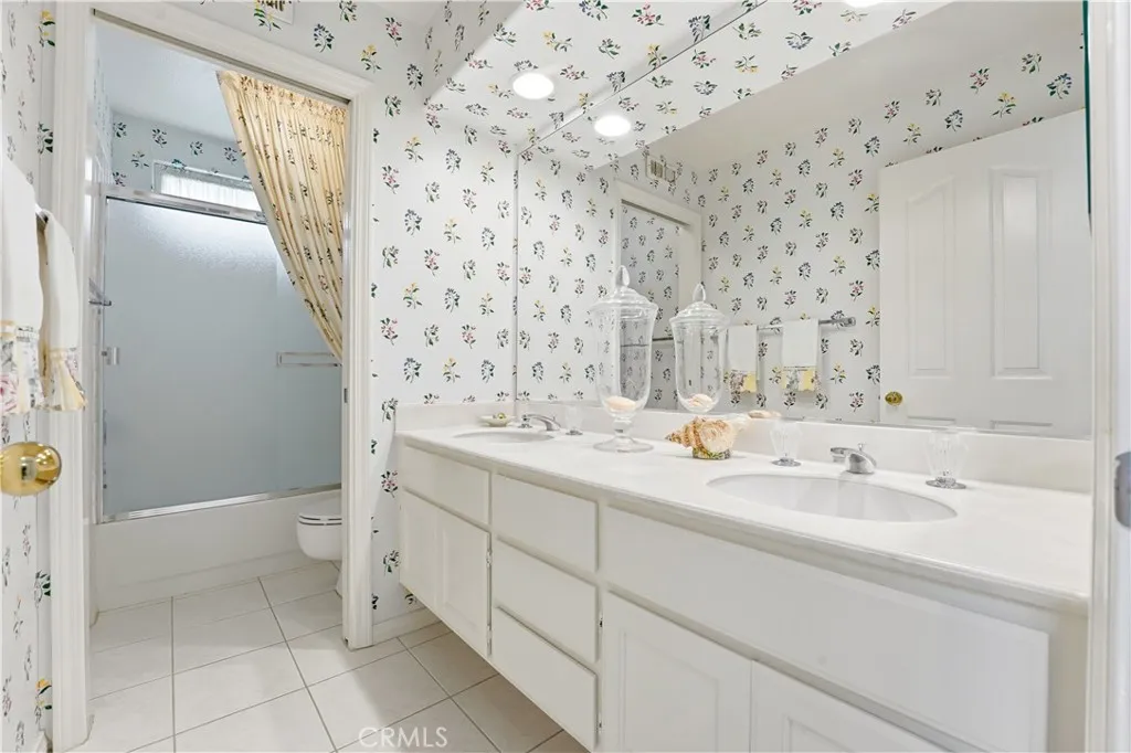 Hallway full bathroom, tub/shower, toilet in separate room.