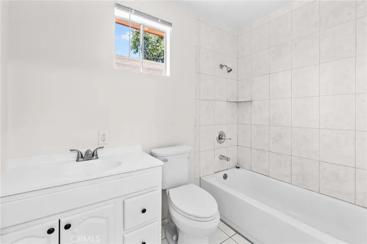 Full bathroom 2