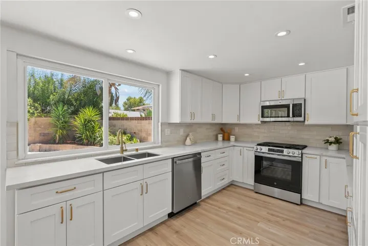 28116 Oaklar, Saugus, California 91350