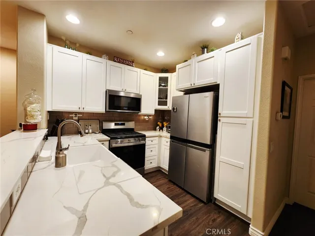 kitchen - refrigerator included