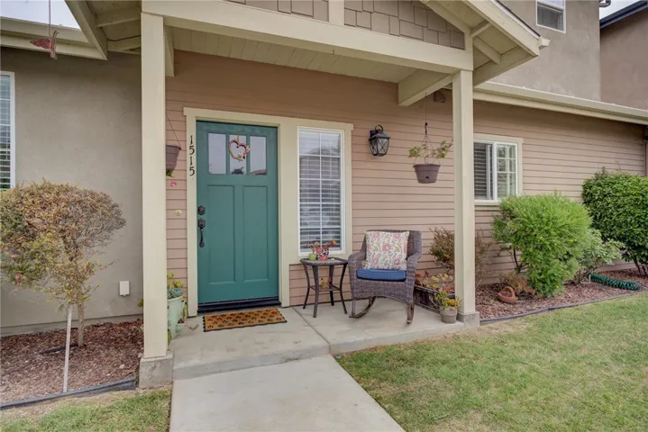 Front entry with sitting area