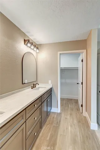 Upstairs Master Full Bathroom w/Walk-In Closet