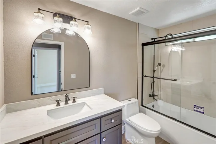 Upstairs Shared Full Bathroom
