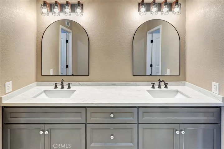 Upstairs Master Full Bathroom
