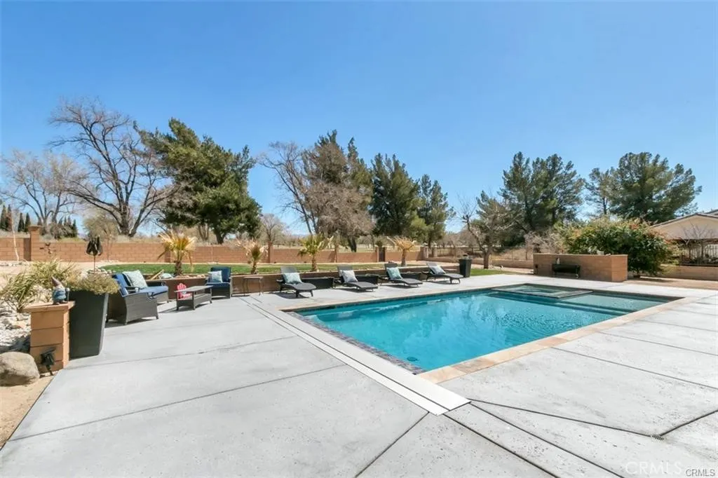 15201 Pocahantas, Apple Valley, California 92307 — photo 5