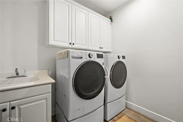 Spacious Laundryroom w/sink & storage cabinets