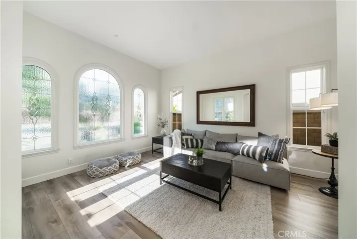Livingroom windows w/stained glass - daytime lighting