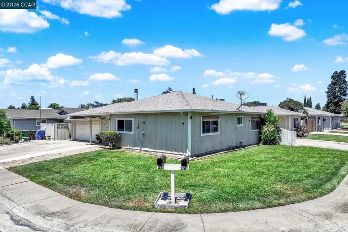 221 - 216 Eric Circle - Corner Lot