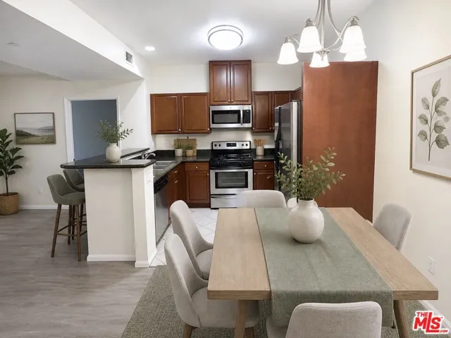 13941 Sherman Way 204, Van Nuys, California 91405