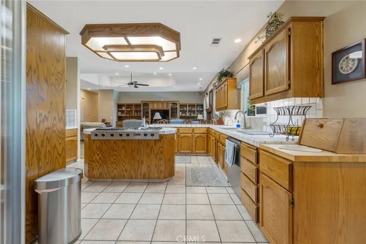 2833 E Laura Court, Visalia, California 93292