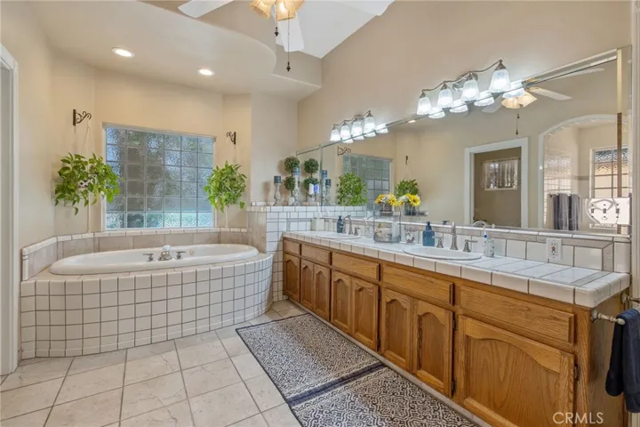2833 E Laura Court, Visalia, California 93292