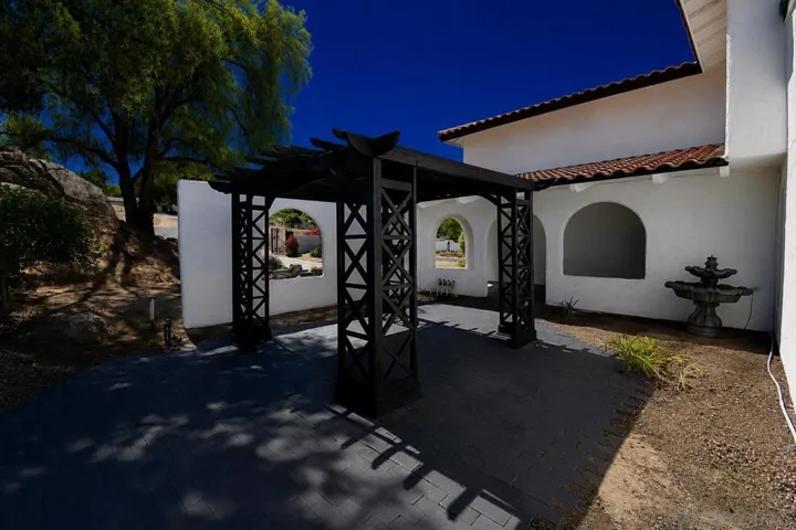 SIDE AREA WITH MULTIPLE CUSTOM ARCHES