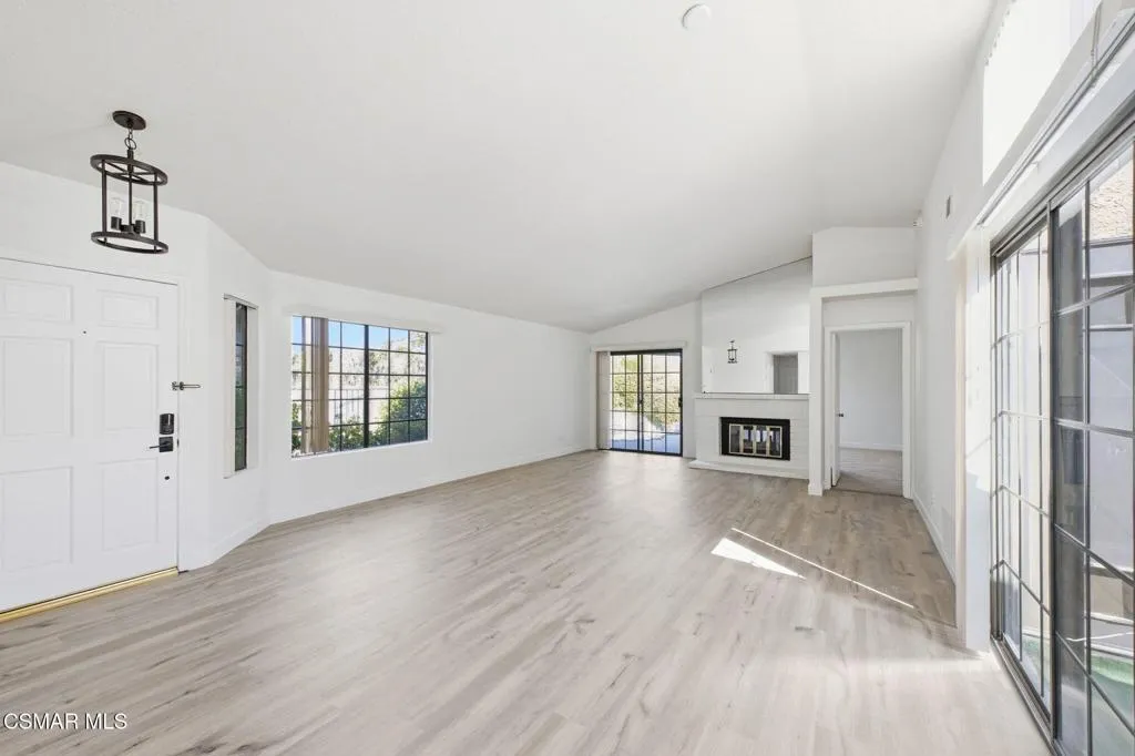12-web-or-mls-802-congressional-rd