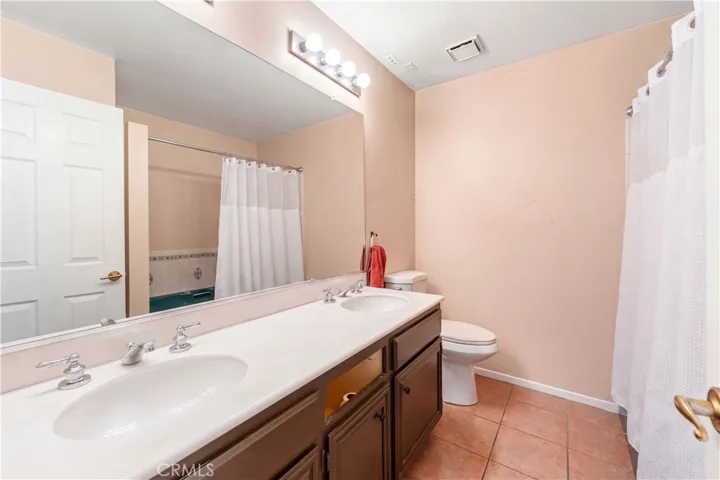 Hallway Bathroom Features 2 Sinks and a Jetted Tub!