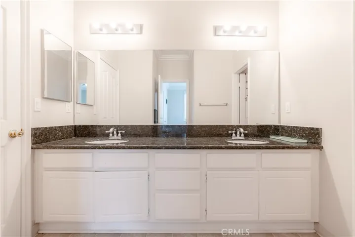 Dual Sinks in Jack n Jill Bathroom