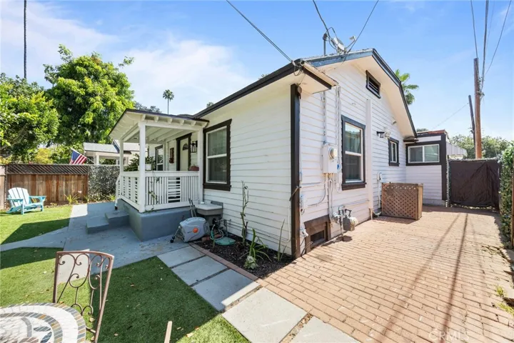 450 N Holliston, Pasadena, California 91106