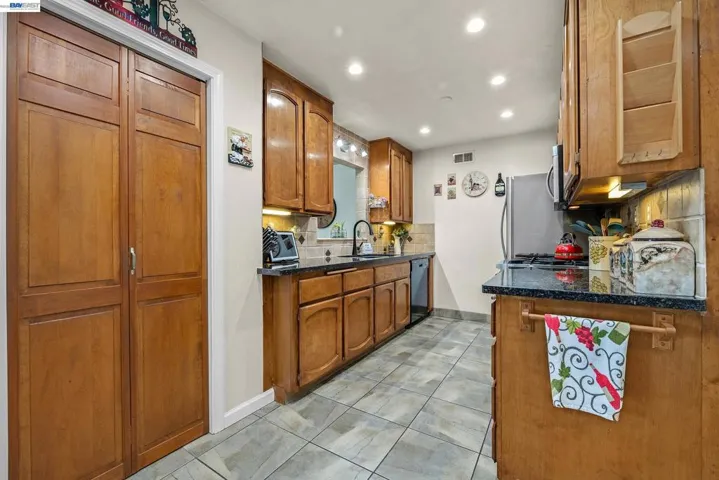 25483 Lindenwood Way, Hayward, California 94545