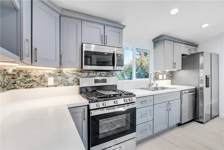 9661 Hayvenhurst Avenue, Northridge, California 91343