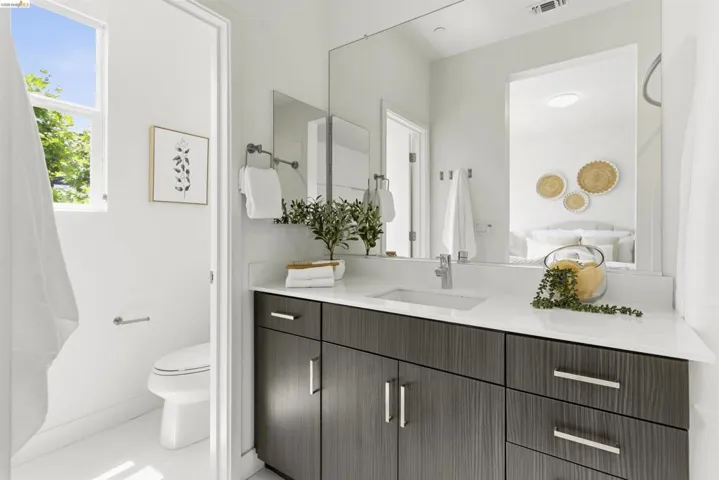 Upper Floor Guest Bathroom