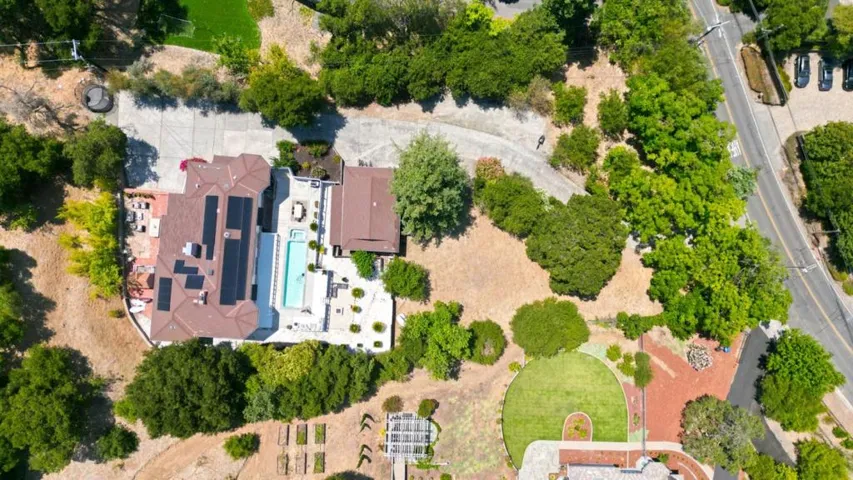 Full 1 acre lot extends all the way to Shannon Rd.