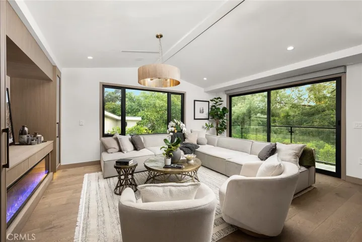 4607 Alta Canyada, La Canada Flintridge, California 91011
