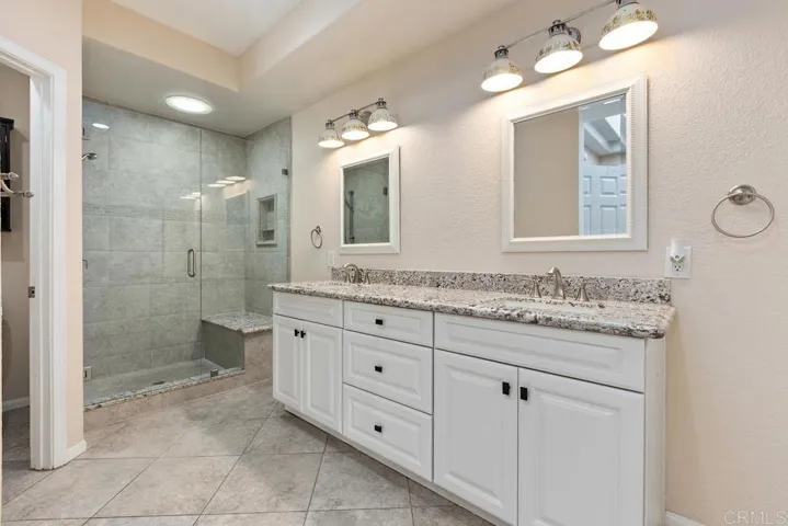 9046 Circle R Oaks Lane, Escondido, California 92026