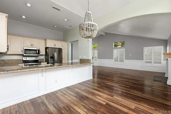 9046 Circle R Oaks Lane, Escondido, California 92026